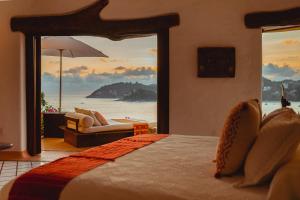 锡瓦塔塔内霍Espuma Hotel - Adults Only的一间卧室配有一张床,享有海景