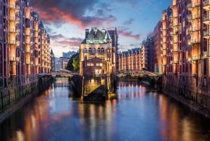 汉堡山村酒店的城市里一条有建筑物和桥梁的河流