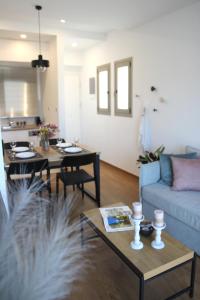 卡拉塔斯New Cozy Chic Apt-Ryfete Luxury Living的客厅配有沙发和桌子
