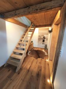 哈尔布莱希Landhaus im Allgäu的一个小房子里的一个房间,有木楼梯