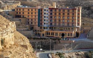 瓦迪穆萨Petra Canyon Hotel的山边的建筑
