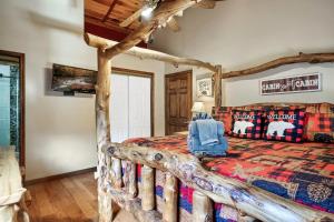 赛维尔维尔Love Shack的一间卧室配有一张带被子的木床