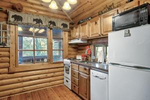 赛维尔维尔Gnome Alone的厨房配有木制橱柜和白色冰箱。