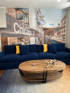 芝加哥Trendy West Town Flat - 2 bed / 1.5 bath w parking的客厅配有蓝色的沙发和茶几