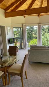 派西亚Te Awa Lodge的带沙发和玻璃桌的客厅