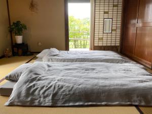 山梨市hanare的带窗户的客房内设有两张单人床。