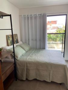嘎林海斯港Maraca Beach的一间卧室设有一张床和一个窗口
