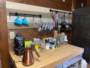 山梨市hanare的厨房柜台配有茶壶和餐具