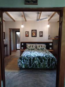 赫卢赫卢韦Lebombo Wattle Cottage - Forest 1的一间卧室,卧室内配有一张大床