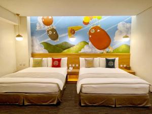 嘉义市天成文旅绘日之丘的墙上画画的房间里设有两张床