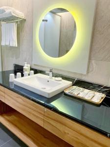 嘉义市天成文旅绘日之丘的一间带水槽和镜子的浴室