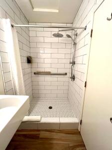 圣巴巴拉龙舌兰汽车旅馆的带淋浴、卫生间和盥洗盆的浴室
