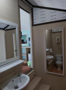 班泰帕岸岛海滩度假酒店的一间带水槽、卫生间和镜子的浴室