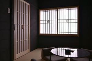 白滨Jikukan SEN的客厅配有桌子和窗户