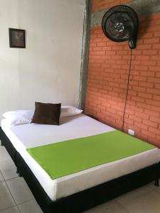 RizaraldaRoom in Guest room - Room with 2 double beds number 14的一张床上的床铺,上面有绿毯