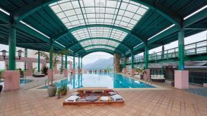 龙潭福华石门水库渡假饭店 的一个带玻璃天花板的大型游泳池