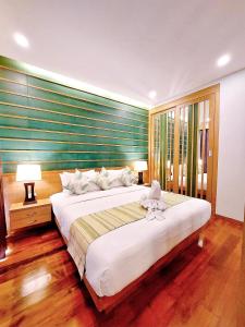 奥南海滩Aonang Phu Dahla Private Pool & Sea View - SHA Plus的卧室配有一张白色大床