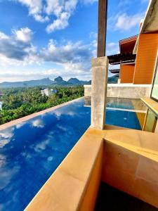 奥南海滩Aonang Phu Dahla Private Pool & Sea View - SHA Plus的房屋设有长凳,享有游泳池的景致。