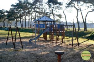 Chalet/Caravan Camping Resort Heische Tip Zeeland的儿童游玩区