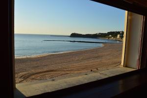 圣让-德吕兹Ayenac的从窗户可欣赏到海滩景色