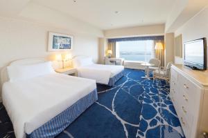 横滨横滨洲际大酒店的酒店客房设有两张床和一台平面电视。
