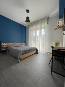 波坦察Il Covo degli Arditi B&B的一间卧室设有一张床和蓝色的墙壁