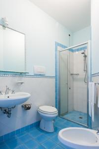 阿西西Appartamenti Poggio Fiorito的浴室配有卫生间、盥洗盆和淋浴。