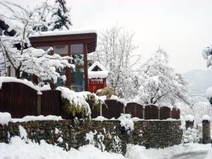 Aggsbach兰德瓦豪旅馆的雪覆盖着栅栏的房子