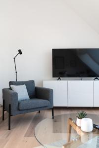维也纳Sophienne Apartments的客厅配有椅子和电视