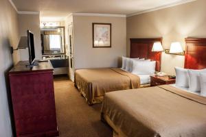 法夫Quality Inn & Suites Fife Seattle的酒店客房设有两张床和一台平面电视。