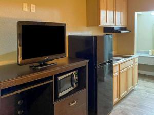 哥伦比亚Suburban Studios的厨房配有冰箱的台面上的电视