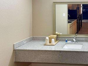 哥伦比亚Suburban Studios的浴室的柜台设有水槽和镜子
