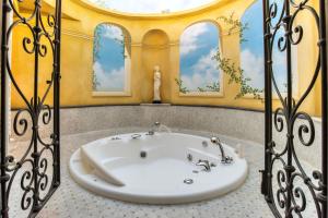 佛罗伦萨阿尔巴宫殿酒店的一间带浴缸的浴室