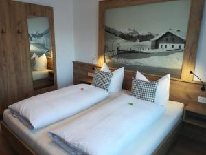 贝旺丽塔豪斯酒店的一间卧室设有两张床,墙上挂着一幅画