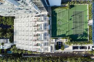 迈阿密海滩南海滩W度假村的享有白色公寓大楼的空中景致,设有网球场