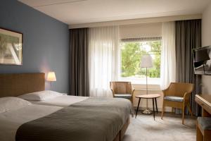 福尔登巴克酒店的酒店客房设有床和窗户。