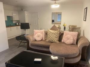 格拉斯哥Bow Serviced Apartments的客厅配有沙发和桌子