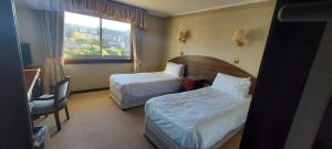 福哈伯斯戈登纹章酒店的酒店客房设有两张床和窗户。