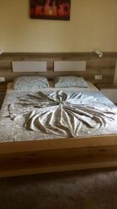希典Sunny Paradise Family Hotel的卧室里的一张床铺,床上有毯子