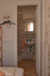 奇胡夫Agroturystyka Nad Jeziorem-Osada Indiańska的一间带水槽、卫生间和镜子的浴室