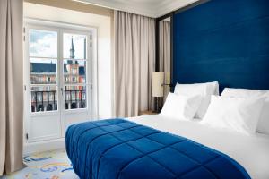 马德里Pestana Plaza Mayor Madrid的酒店客房设有床和窗户。