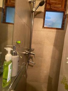 康提康提远景屋酒店的带淋浴的浴室(带玻璃台面)
