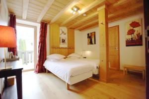 圣皮耶尔德沙尔特勒斯瓦隆幕布里酒店的一间卧室设有两张床和大窗户