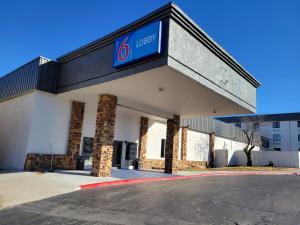 巴特尔斯维尔Motel 6 - Bartlesville, OK的前面有标志的建筑