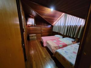 邦雅尔丁-达塞拉Hotel Fazenda Boutique Terra do Gelo的木屋内设有一间带两张床的卧室