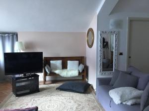 奥斯塔Appartamento Ottoz Aosta的带沙发和电视的客厅