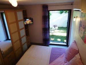 马赛皮耶特雷恩维尔旅馆的一间卧室设有一张床和一个大窗户