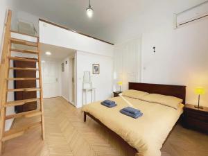 布达佩斯A10 Budapest Center Aparthotel的一间卧室配有一张带2条蓝色毛巾的床