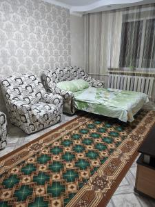 休钦斯克Квартира в районе жд вокзала的客厅配有沙发和1张床