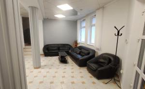 KozármislenyMISLENY HOME的客厅配有两张黑色皮沙发